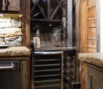 River Joy Lodge: Wine Cooler/Rack